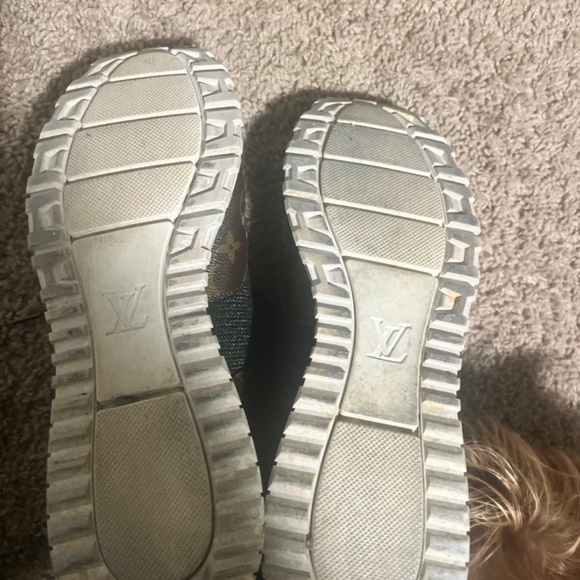 Louis. Vuitton sneakers size 9 - Picture 5 of 9